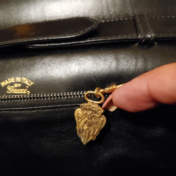 1960s Black Leather Gucci Shoulderbag/Clutch. Brass Hardware. - Picture 15 of 16
